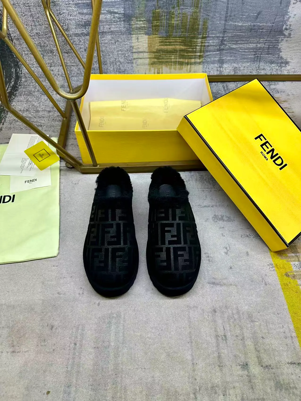 p518🐮🐮FENDI’s latest round-toe flat-soled half-cup shoes for men and women. It is made of black suede material and embossed with the same color FF pattern. Tonal shearling lining. Women’s sizes 35-40, men’s sizes 39-45
